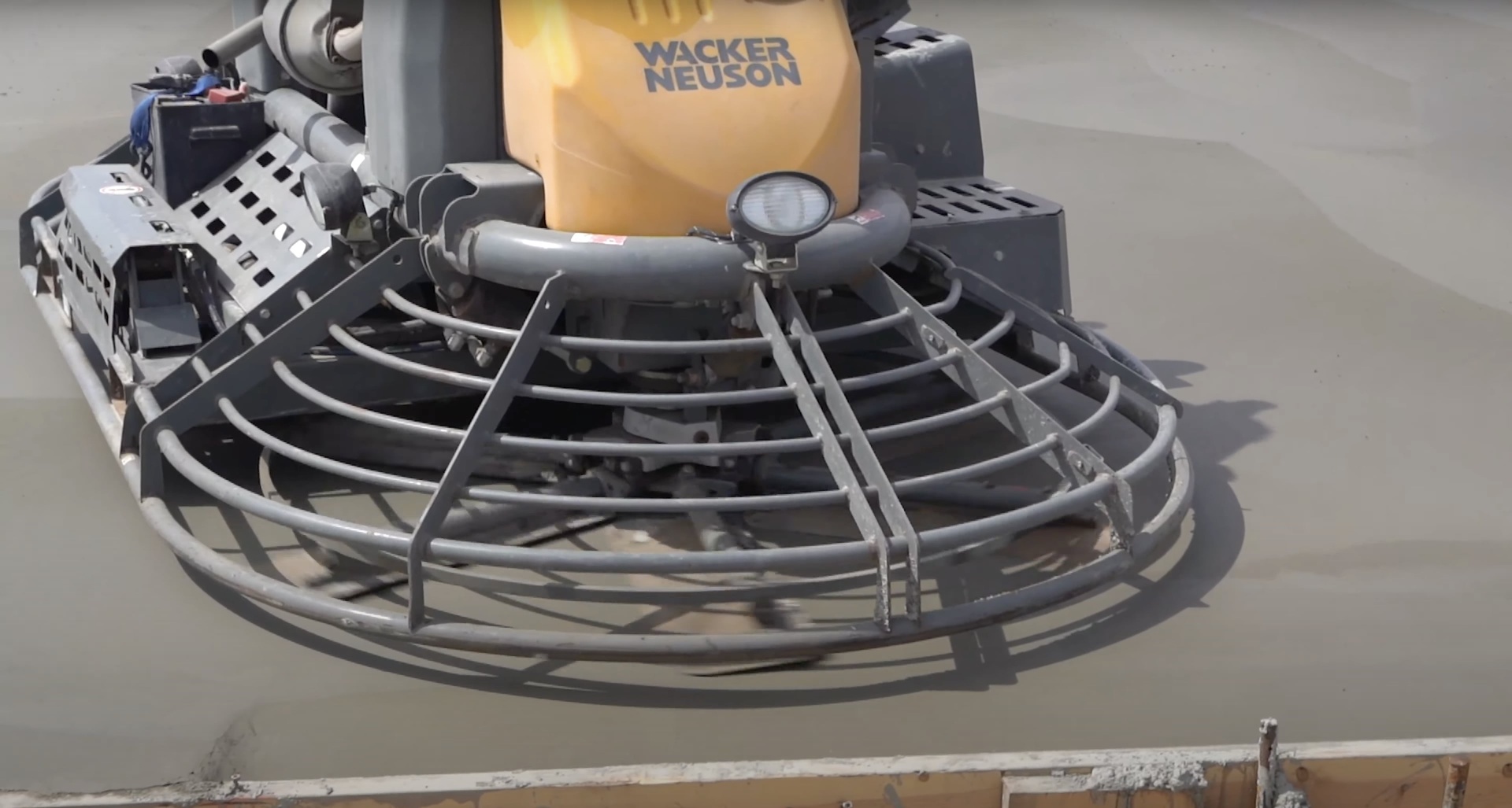 Professional concrete finishing equipment - power trowel for smooth concrete surfaces